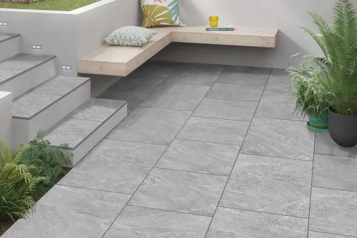 ABVERKAUF Terrassenplatte Steinoptik 60×60 cm grau „Nevada Gris“ Feinsteinzeug Höhe 2 cm