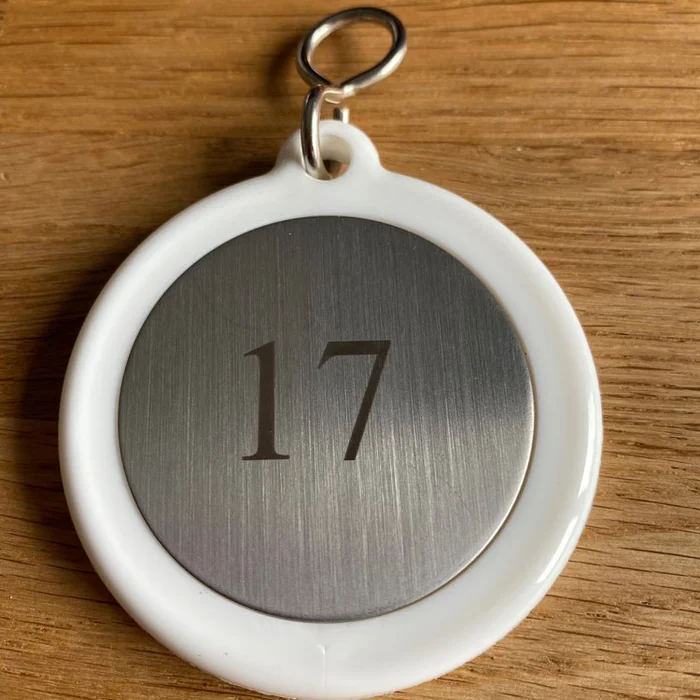 Anhänger aus Kunststoff und S-Haken, mit beidseitiger Edelstahleinlage