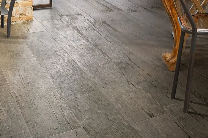 Fliese Vintage-Holzoptik hellgrau 15×120 cm „Blendart Grey“ gealterte Holzdielen rektifiziert