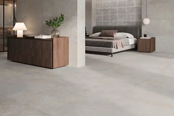 Fliese warme Betonoptik helles Grau 100×100 cm „Ferro Grey“ matt rektifiziert