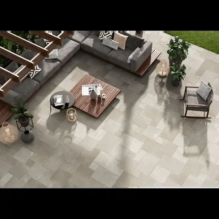 Mediterrane Fliese Pietraviva im römischen Verband Grigio Chiaro