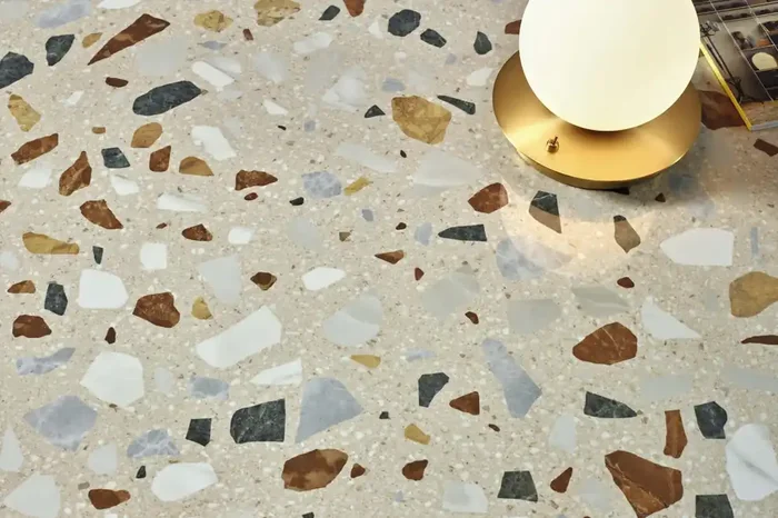 Terrazzo-Fliese beige bunt matt 60×60 cm „Crisp Beige“ moderne Terrazzo-Steinoptik rektifiziert