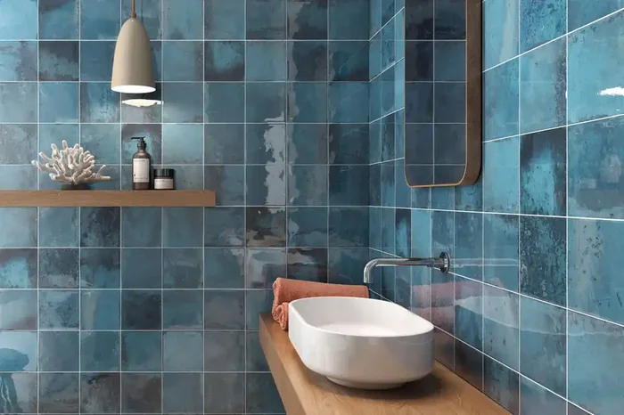 Wandfliese Vintage blau glänzend glasiert gewellt 30×60 cm „Provence Ocean“